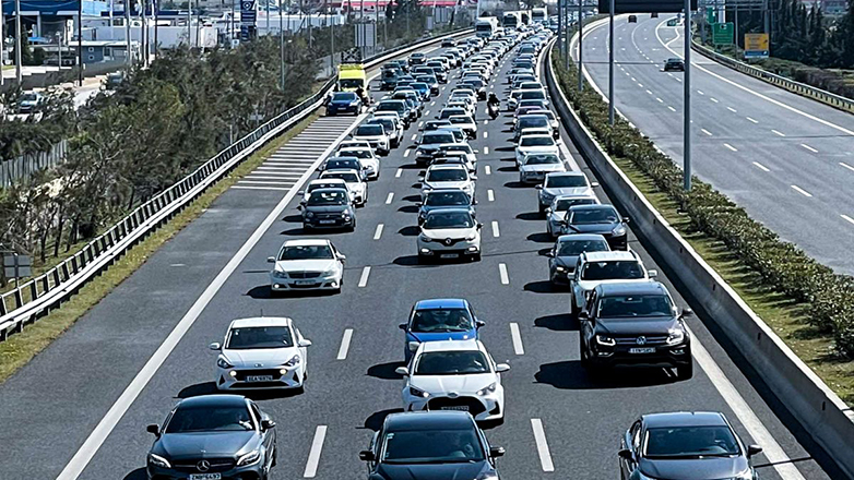 Ουρές χιλιομέτρων στον Κηφισό – Ακινητοποιήθηκε φορτηγό στην Αττική οδό Ουρές χιλιομέτρων στον Κηφισό – Ακινητοποιήθηκε φορτηγό στην Αττική οδό