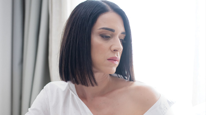 «Δεν υπάρχεις πουθενά»: H Στέφανη Κρασσά επέστρεψε με νέο τραγούδι!