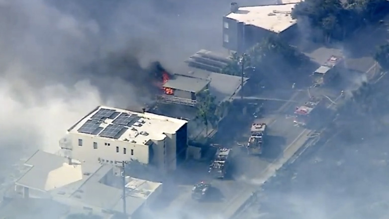 Στις φλόγες σπίτια και αγροτικές καλλιέργειες στο Λος Άντζελες Στις φλόγες σπίτια και αγροτικές καλλιέργειες στο Λος Άντζελες