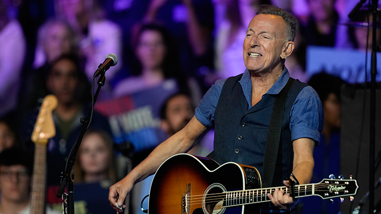 Μπρους Σπρίνγκστιν: Άρχισε την πρώτη μετεκλογική συναυλία με «μια μαχητική προσευχή για τη χώρα του»