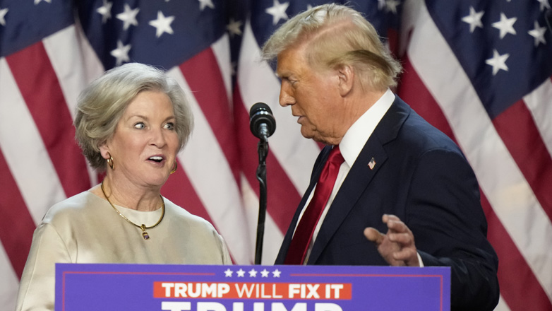 Τραμπ: Θα αναθέσει στη διευθύντρια της προεκλογικής εκστρατείας του κορυφαίο αξίωμα του Λευκού Οίκου Τραμπ: Θα αναθέσει στη διευθύντρια της προεκλογικής εκστρατείας του κορυφαίο αξίωμα του Λευκού Οίκου