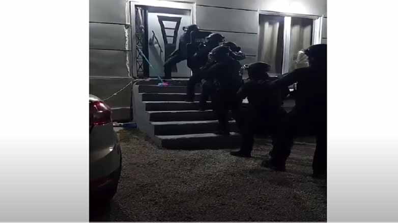 Βίντεο με εισβολή αστυνομικών σε σπίτι ληστών