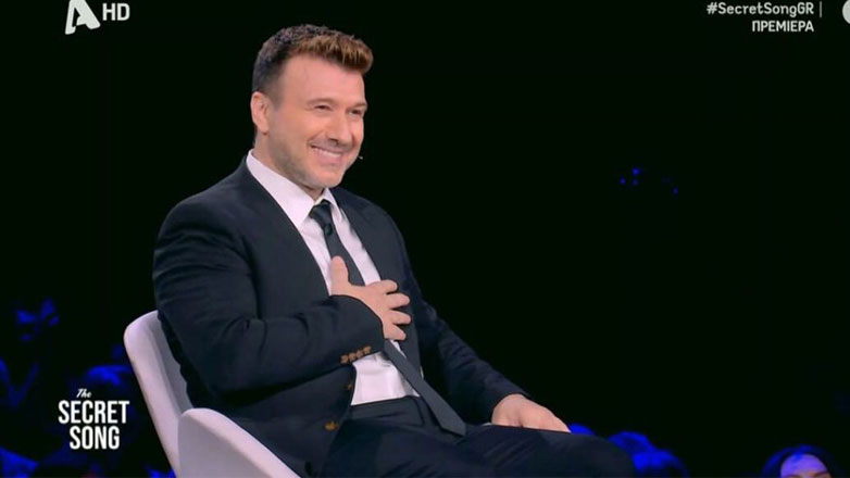 The Secret Song: Συγκινήθηκε ο Γιάννης Πλούταρχος με την έκπληξη της κόρης του και τη σπάνια εμφάνιση της συζύγου του