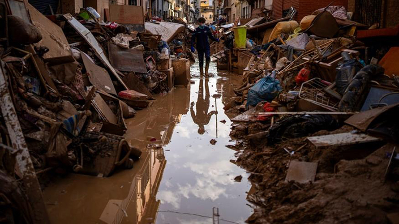 Βαλένθια: Κίνδυνος μετάδοσης λοιμώξεων και έντονη δυσοσμία εξαιτίας των πλημμυρών