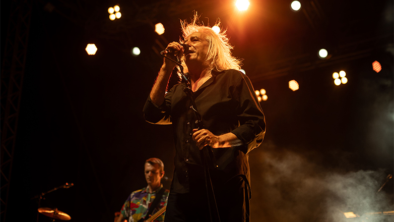 O Γιάννης Αγγελάκας και οι 100°C παρουσιάζουν την «Ηλεκτρική Καρέκλα» στο Onassis Channel