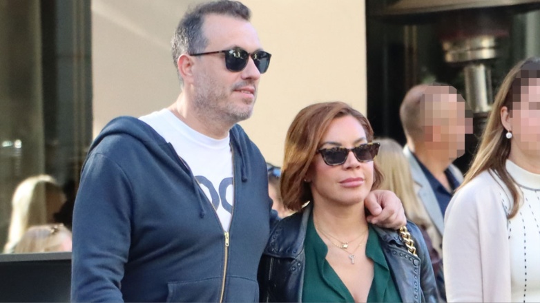 Μαριάντα Πιερίδη – Πάνος Ιωάννου: Αγκαλιασμένοι στο κέντρο της Αθήνας