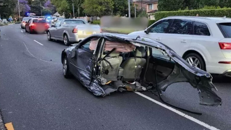 Κόπηκε το αμάξι στη μέση αλλά ο οδηγός βγήκε ατσαλάκωτος