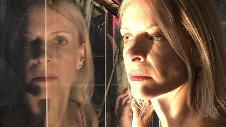 «Η κίτρινη ταπετσαρία» της Σάρλοτ Πέρκινς Γκίλμαν με τη Μαρία Μαλταμπέ