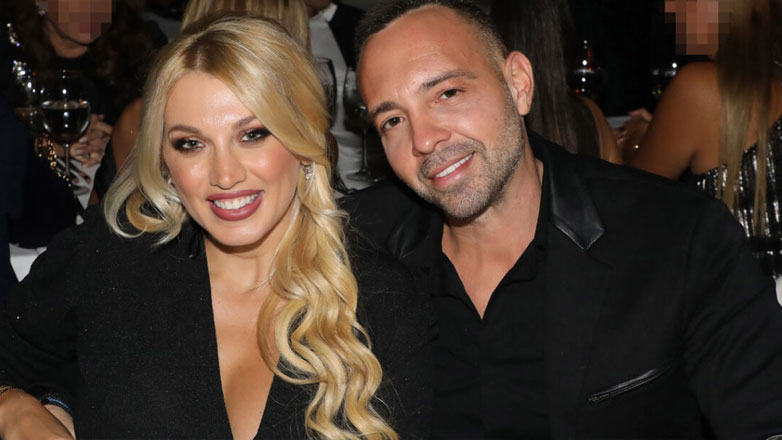 Κωνσταντίνα Σπυροπούλου-Βασίλης Σταθοκωστόπουλος: Βραδινή έξοδος σε χλιδάτο μαγαζί στην Αθήνα με total black εμφάνιση