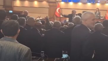 Καβγάς με γροθιές και κλωτσιές στο Δημοτικό Συμβούλιο της Κωνσταντινούπολης