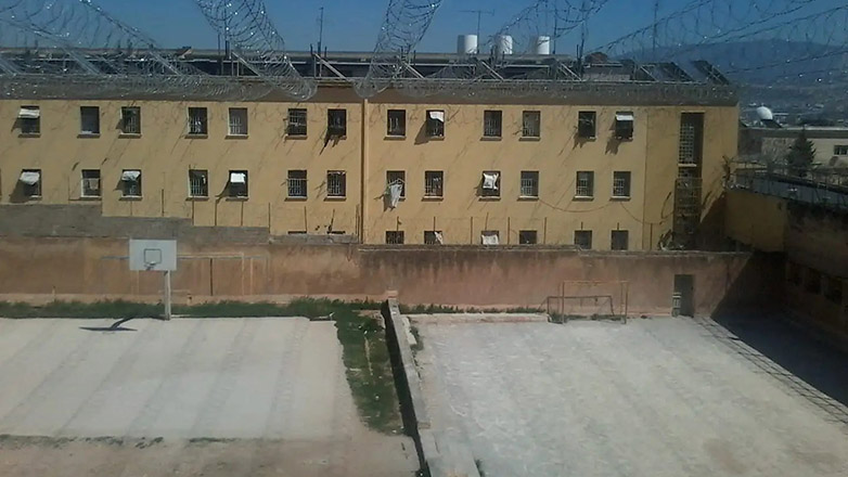 Φυλακές Κορυδαλλού: Πέταξαν στο προαύλιο μπαλάκια του τένις γεμάτα κάνναβη και κοκαΐνη