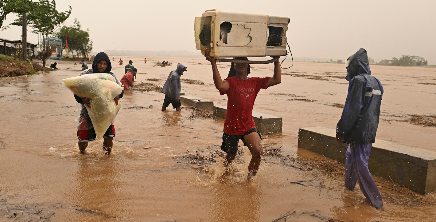 Σαρώνει τις Φιλιππίνες ο τυφώνας Τοράτζι