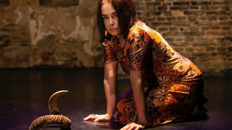 «Δαγκώνει;» στο Θέατρο Φούρνος: Οι παραστάσεις συνεχίζονται – Δείτε φωτογραφίες