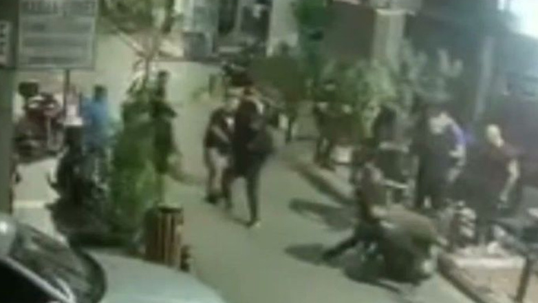 Πειραιάς: Βγήκαν τα όπλα μεταξύ «νονών» της νύχτας έξω από νυχτερινό κέντρο