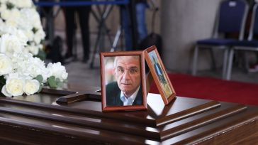 Πλήθος κόσμου στην κηδεία του Γιάννη Μπουτάρη