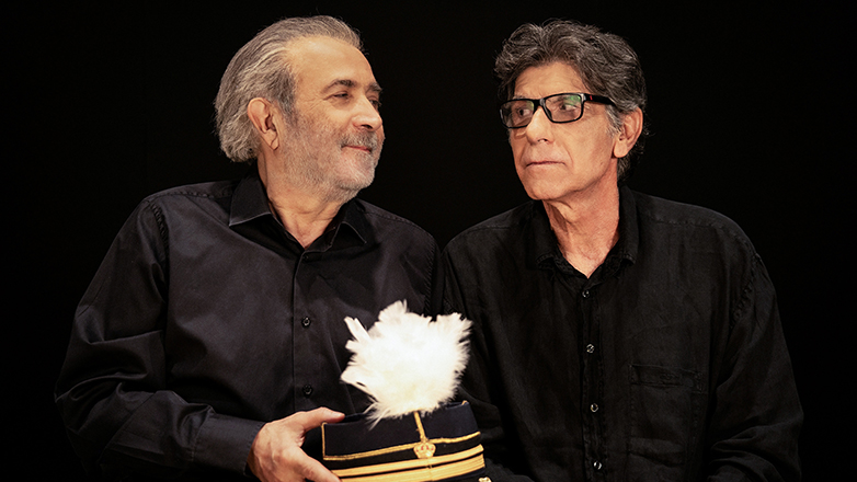 «Ένας ήρωας με παντούφλες»: Ο Γιάννης Μπέζος σκηνοθετεί τον Λάκη Λαζόπουλο, στη θρυλική ελληνική κωμωδία