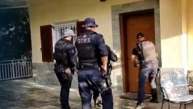 Ταμπουρώθηκε στο σπίτι μαζί με το παιδί της, κραδαίνοντας μαχαίρι Ταμπουρώθηκε στο σπίτι μαζί με το παιδί της, κραδαίνοντας μαχαίρι