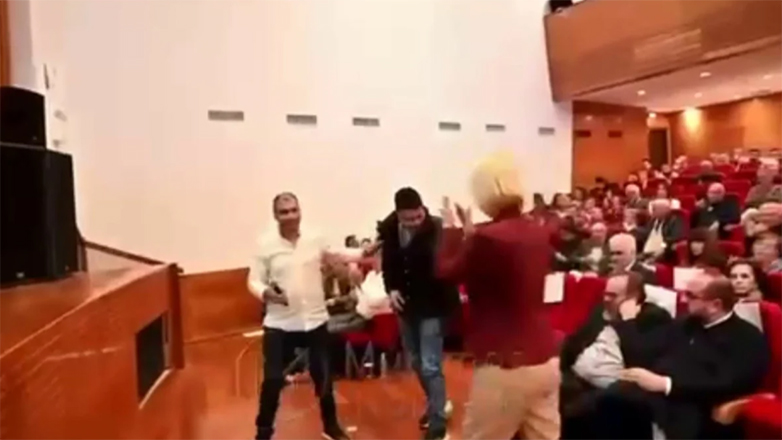 Βουλευτής της ΝΔ χειροκροτεί με ενθουσιασμό επικριτή του Μητσοτάκη