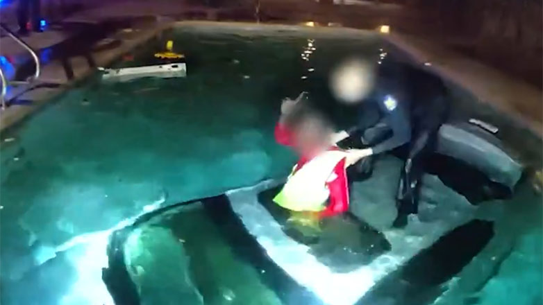 Έπεσε με το αυτοκίνητο σε πισίνα Έπεσε με το αυτοκίνητο σε πισίνα