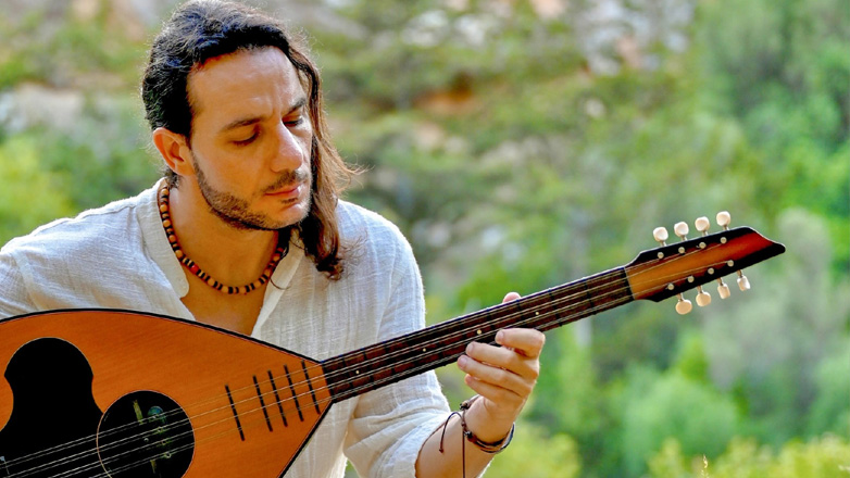 Ο Παύλος Μελής στο «ΠΕΡΑΝ»: «Από την κρητική παράδοση στο λαϊκό τραγούδι»