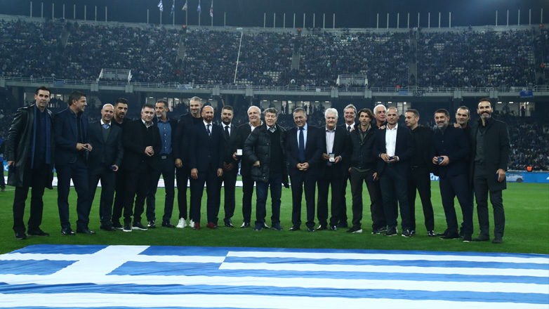 Ελλάδα-Αγγλία: Βραβεύτηκαν εν μέσω αποθέωσης στο ΟΑΚΑ οι Legends 2004!