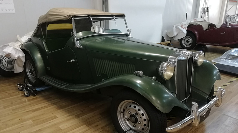 Βασιλικά αυτοκίνητα θα εκτεθούν στο Τατόι