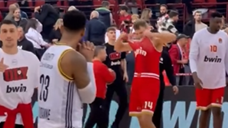 Ο Σάσα Βεζένκοφ έσκισε τη φανέλα από την απογοήτευσή του για τις χαμένες βολές