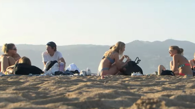 Θύμιζαν καλοκαίρι οι παραλίες της Κρήτης – Οι υψηλές θερμοκρασίες παρατείνουν και την τουριστική σεζόν