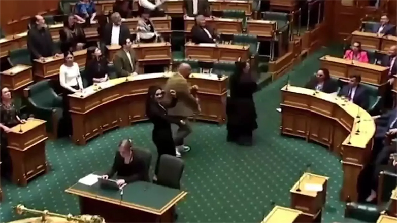 Νέα Ζηλανδία: Βουλευτές Μαορί διακόπτουν τη συνεδρίαση του κοινοβουλίου με χορό Χάκα