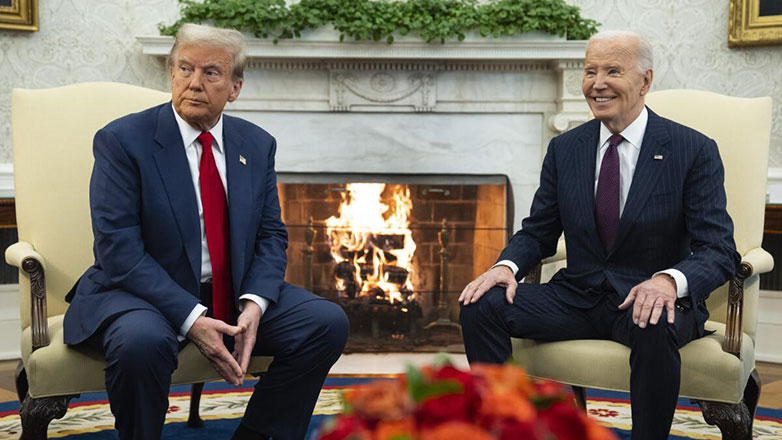 Σε «εγκάρδιο» κλίμα η συνάντηση Τραμπ και Μπάιντεν στον Λευκό Οίκο, τουλάχιστον για… 29 δευτερόλεπτα