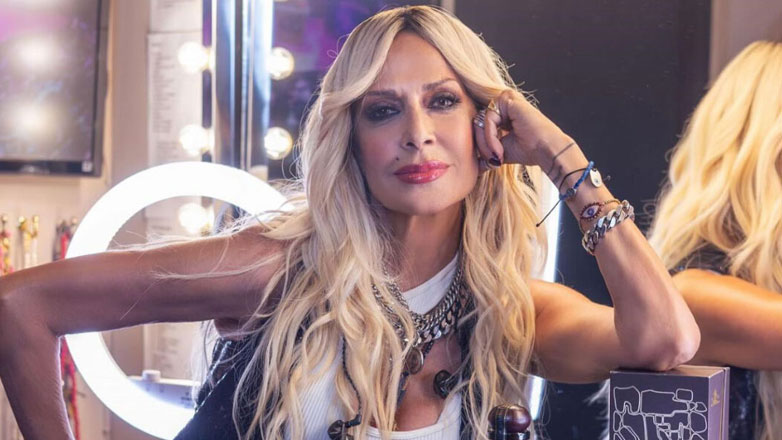 Άννα Βίσση: Τραγουδά τη νέα της επιτυχία στην πλατεία Αριστοτέλους με θαυμάστριές της