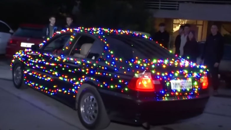Στόλισε τη BMW του με 1.780 χριστουγεννιάτικα λαμπάκια (Βίντεο)