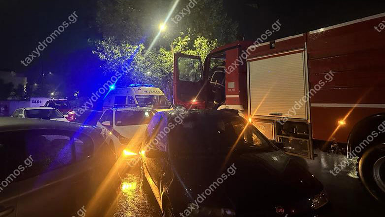 Στις φλόγες εγκαταλελειμμένο σπίτι στο Βόλο – Στο νοσοκομείο ένας άνδρας