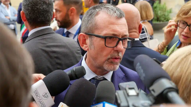 Ιταλία: Σοκ από τον υφυπουργό Δικαιοσύνης: «Xαιρόμαστε που δεν μπορούν να πάρουν ανάσα οι κρατούμενοι στα οχήματα της αστυνομίας»