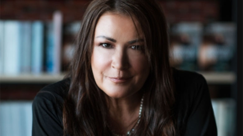 «Η Κατάρα»: Το νέο βιβλίο της Θεοφανίας Ανδρονίκου Βασιλάκη