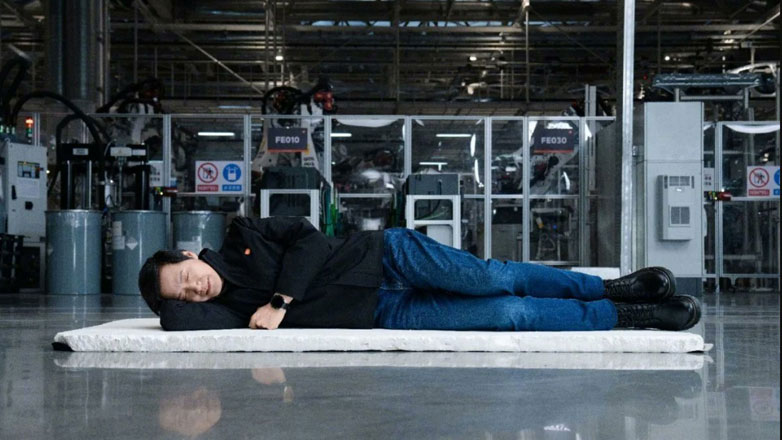Ο CEO της Xiaomi μετατρέπεται στον Elon Musk της Κίνας και φροντίζει να το δείξει σε όλους