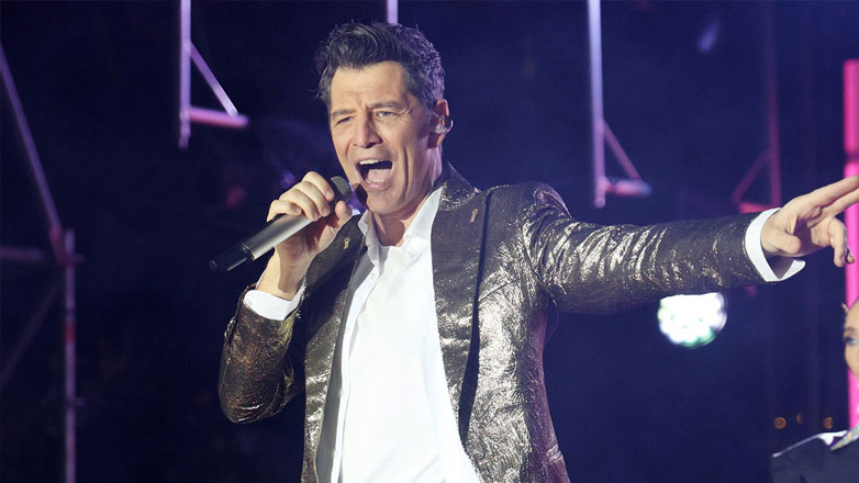 Σάκης Ρουβάς: Η λαμπερή συναυλία στο Golden Hall – Ποιοι celebrities έδωσαν το παρών