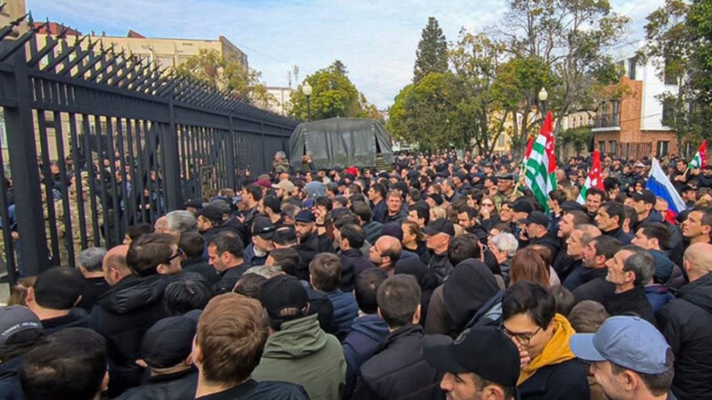 Διαδηλωτές «μπήκαν» στο Κοινοβούλιο της Αμπχαζίας