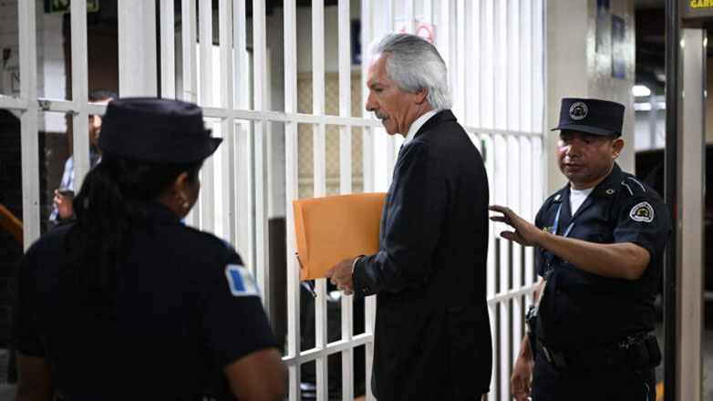 Γουατεμάλα: Η δικαιοσύνη διατάσσει να επιστρέψει στη φυλακή ο δημοσιογράφος κι αγωνιστής κατά της διαφθοράς Σαμόρα