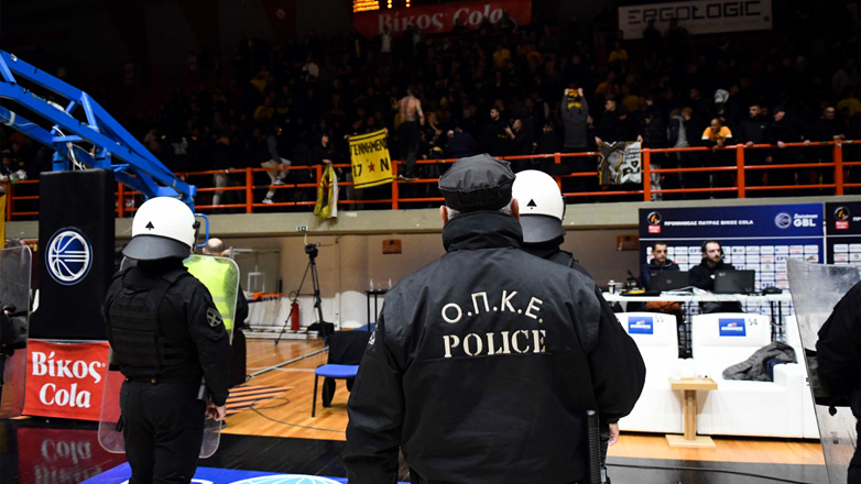 Εικόνες ντροπής στο ματς Προμηθέας-ΑΕΚ – Επεισόδια στις εξέδρες και βίαιη απώθηση των οπαδών της Ένωσης από τα ΜΑΤ