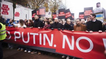 Βερολίνο: Πορεία εξόριστων Ρώσων αντιφρονούντων κατά του Πούτιν και του πολέμου στην Ουκρανία