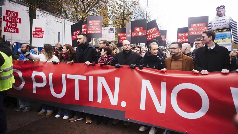 Βερολίνο: Πορεία εξόριστων Ρώσων αντιφρονούντων κατά του Πούτιν και του πολέμου στην Ουκρανία
