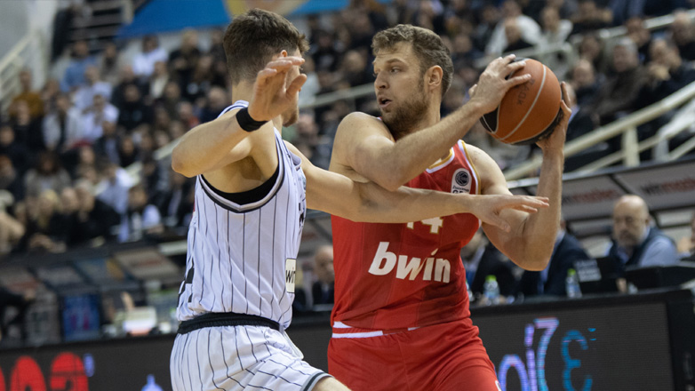 Ολυμπιακός: Χτύπησε στο δάχτυλο ο Βεζένκοφ, θα κάνει την Πέμπτη μαγνητική