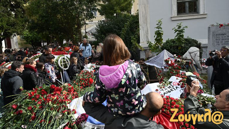 Έκλεισαν οι πύλες του Πολυτεχνείου – Ξεκινάει σε λίγο η πορεία Έκλεισαν οι πύλες του Πολυτεχνείου – Ξεκινάει σε λίγο η πορεία