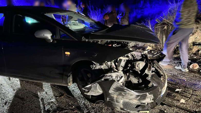 Σφοδρό τροχαίο – Αυτοκίνητο έπεσε σε τσιμεντένιο τοιχίο και διαλύθηκε