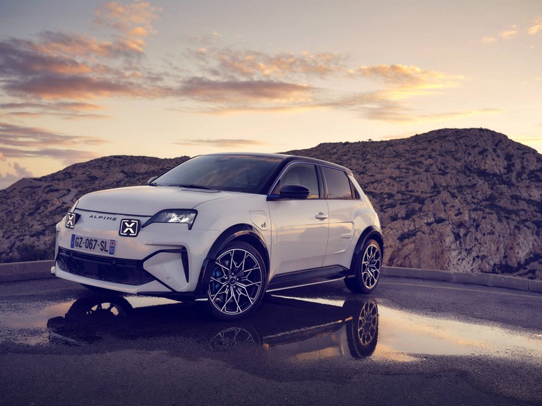 «CAR OF THE YEAR 2025»: Στους επτά φιναλίστ τα Renault 5 e-tech electric & Alpine a290