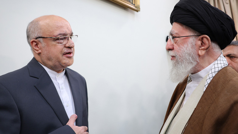 Το Ιράν δημοσίευσε φωτογραφία του Χαμενεΐ μετά από αναφορές ότι βρισκόταν σε κώμα