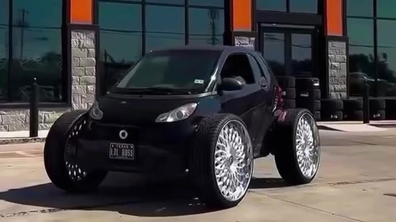 Απίστευτος: Έβαλε 30άρες ζάντες σε… Smart και έγινε viral (Βίντεο)