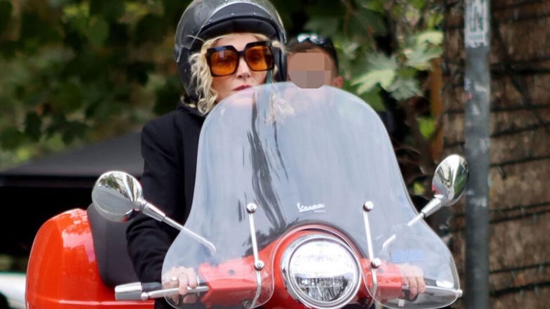 Ελεωνόρα Ζουγανέλη: Βόλτα με τη βέσπα της στο κέντρο της Αθήνας