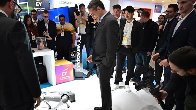 Το «χάδι» του Κυριάκου Μητσοτάκη σε… σκύλο ρομπότ